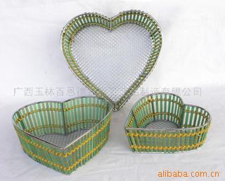 铁线制品;藤篮;竹篮;编织品;酒架;刀叉篮;多层储物架;储物篮;水草篮;面包篮;洗衣篮;储物架;_家用竹、木制品 家用竹、木制品 _中国 广西 玉林市 85 MIN ZHU ROAD, SOUTH,GUANGXI,CHINA_广西玉林百恩德日用工艺品制造_