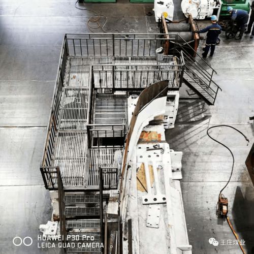 机修厂制作多功能检修破炭平台保障安全生产